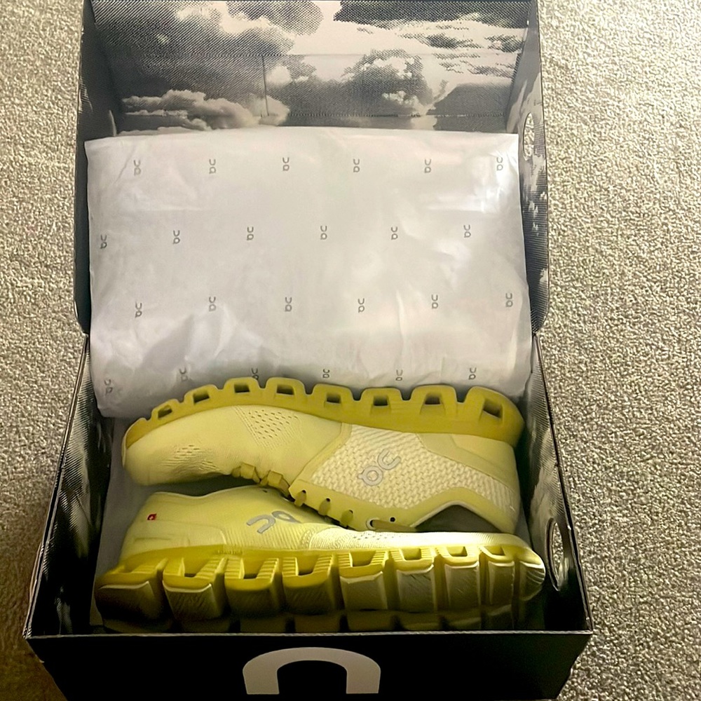 Women size 9 on running shoe cloud x color glade/citron